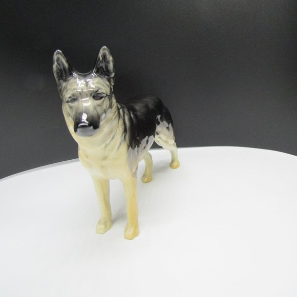 BESWICK DOG FIGURINE. 7 X 5 1/2 INCHES. GERMAN SHEPHERD/ALSATION - Picture 2 of 10